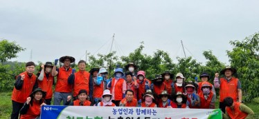좌측부터 4번째 이재희조합장, 5번째 오화진고향주부모임 회장).jpg